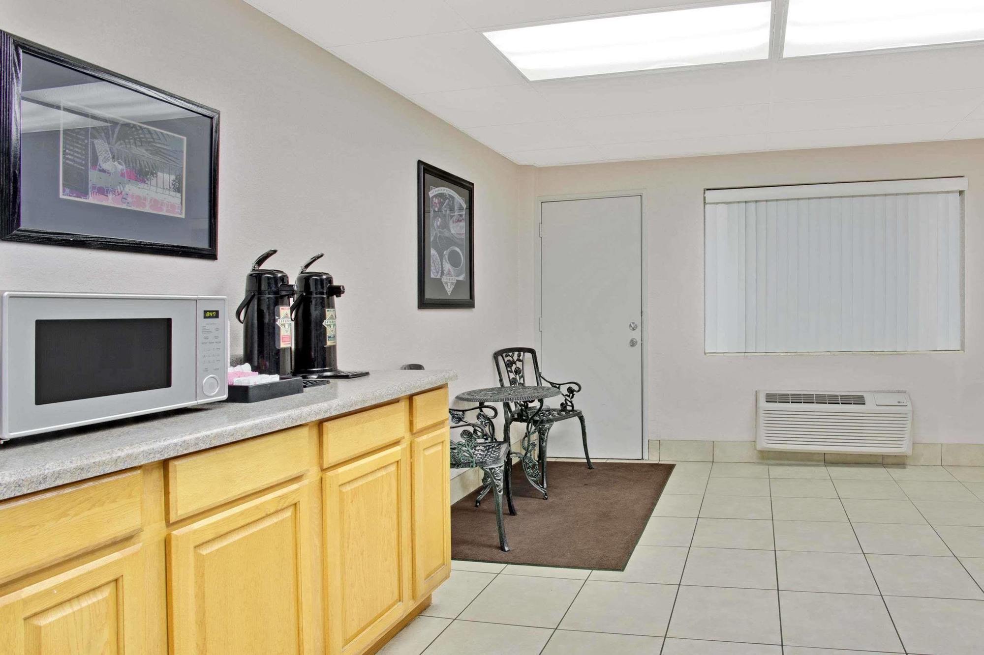 Travelodge By Wyndham Orlando Downtown Centroplex Exterior photo